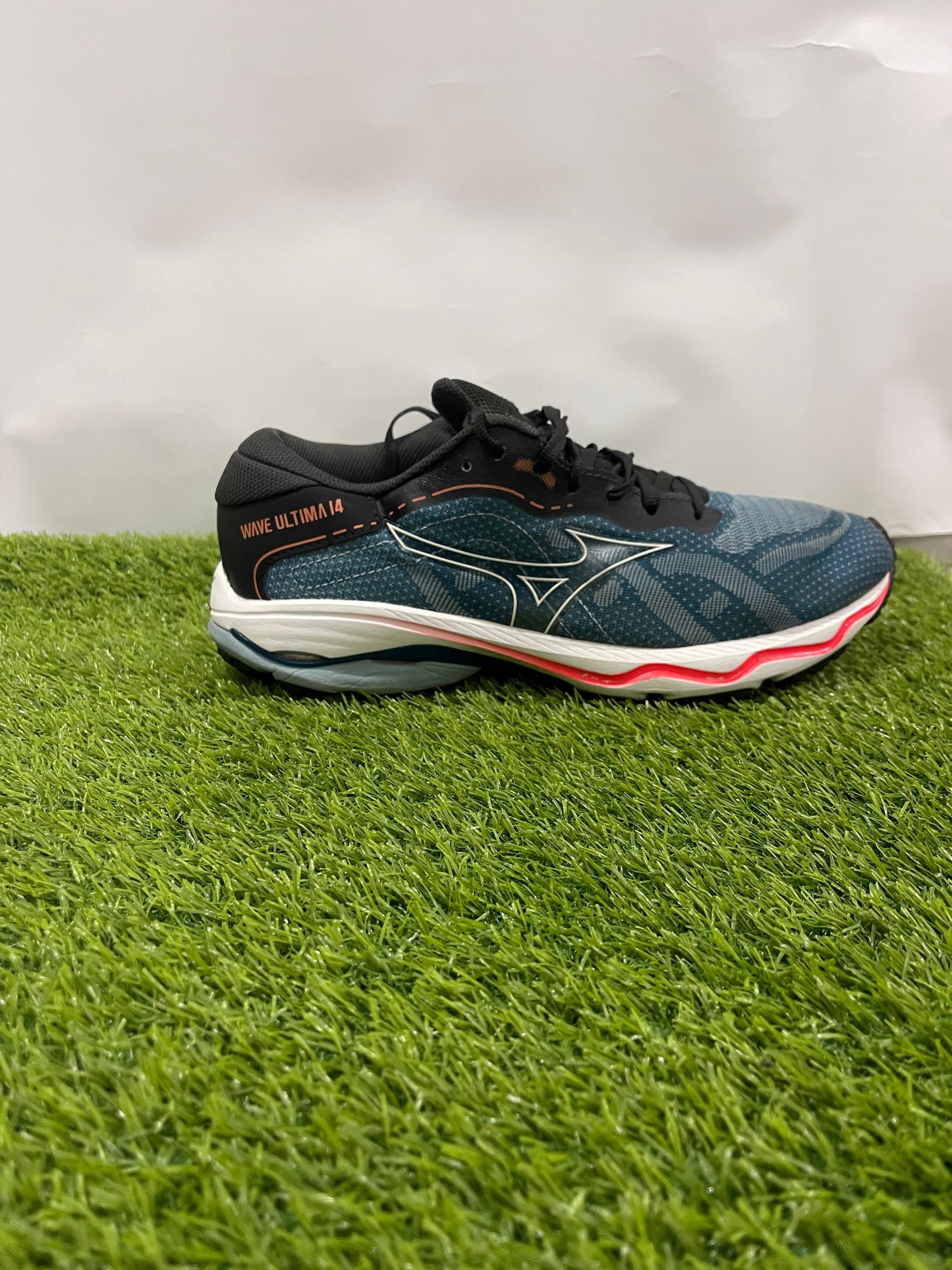 Mizuno wave ultima 14